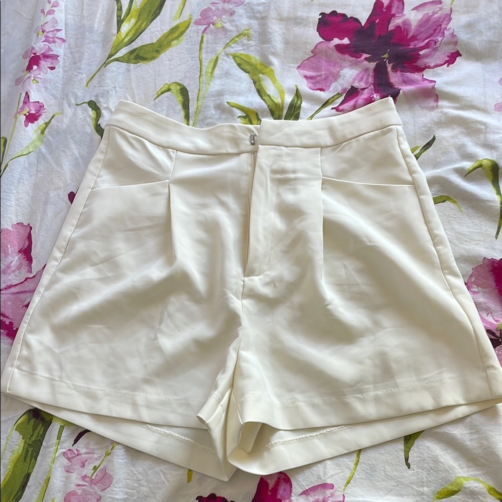 Elegant Cream Women's Shorts [NEW]